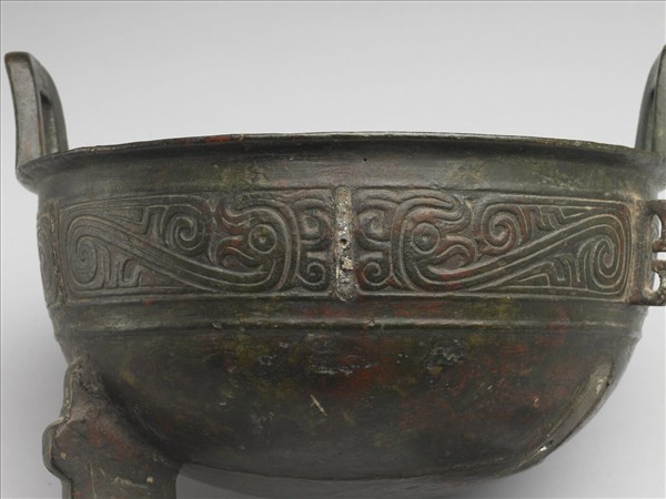 夔紋扁足鼎