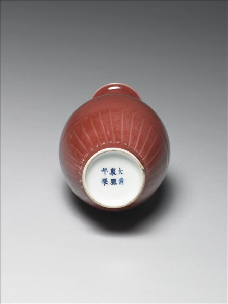 豇豆紅釉菊瓣紋瓶