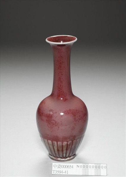 豇豆紅釉菊瓣紋瓶