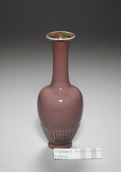 豇豆紅釉菊瓣紋瓶