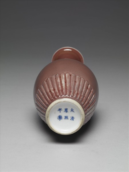 豇豆紅釉菊瓣紋瓶