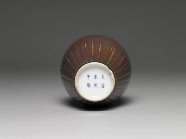 豇豆紅釉菊瓣紋瓶