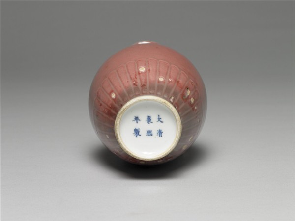 豇豆紅釉菊瓣紋瓶