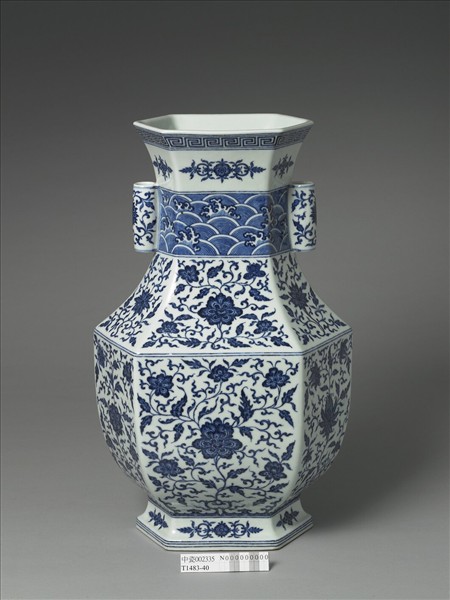 青花花卉紋貫耳六稜瓶