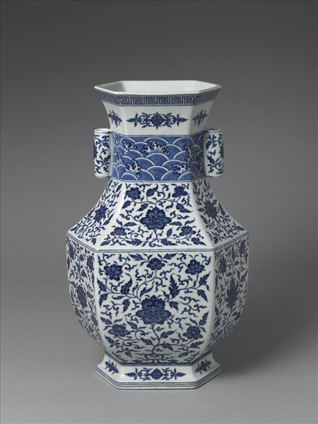 青花花卉紋貫耳六稜瓶