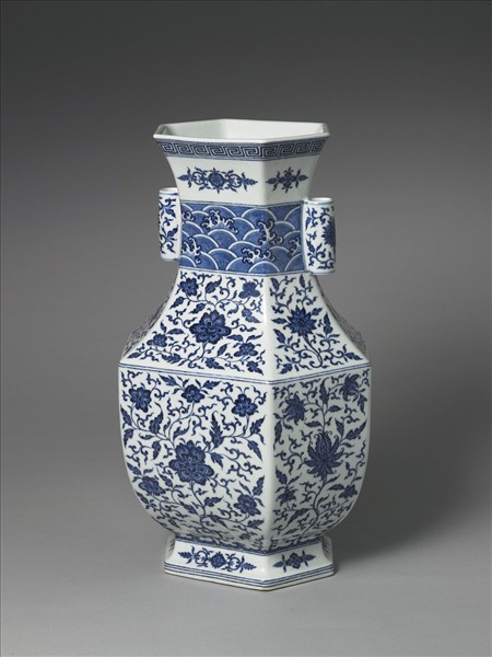 青花花卉紋貫耳六稜瓶