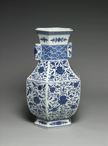 青花花卉紋貫耳六稜瓶