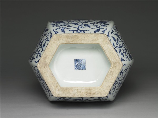 青花花卉紋貫耳六稜瓶