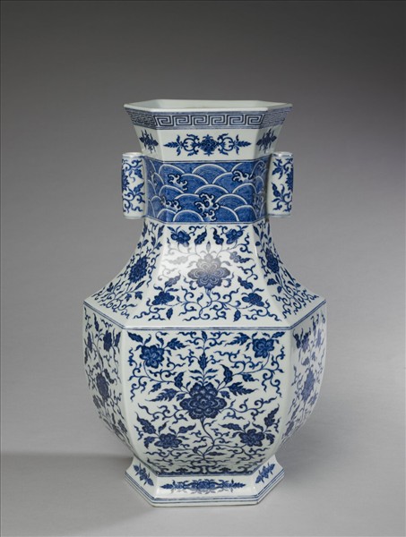 青花花卉紋貫耳六稜瓶