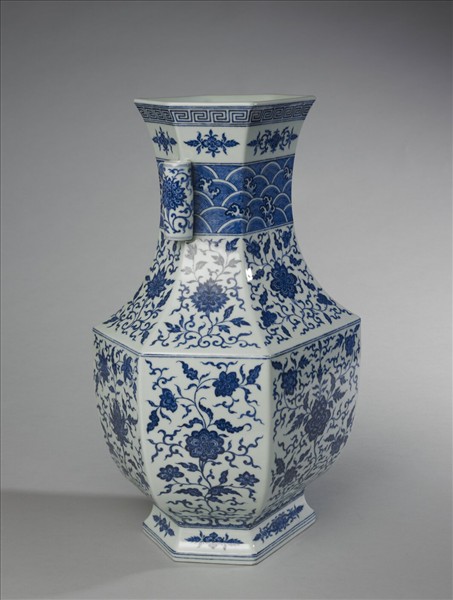 青花花卉紋貫耳六稜瓶