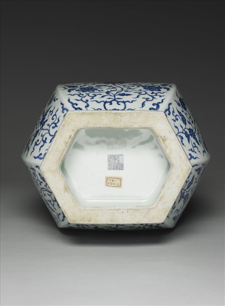 青花花卉紋貫耳六稜瓶