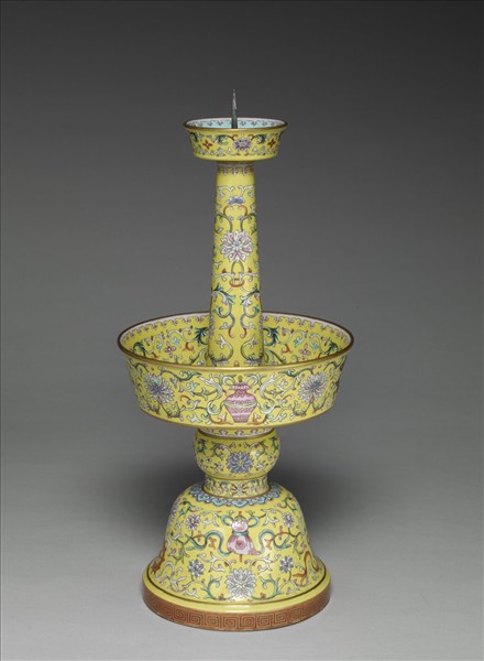 粉彩串枝蓮八寶紋燭臺