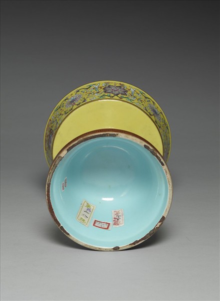 粉彩串枝蓮八寶紋燭臺