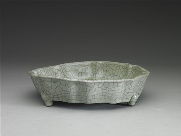 青瓷八方三足洗