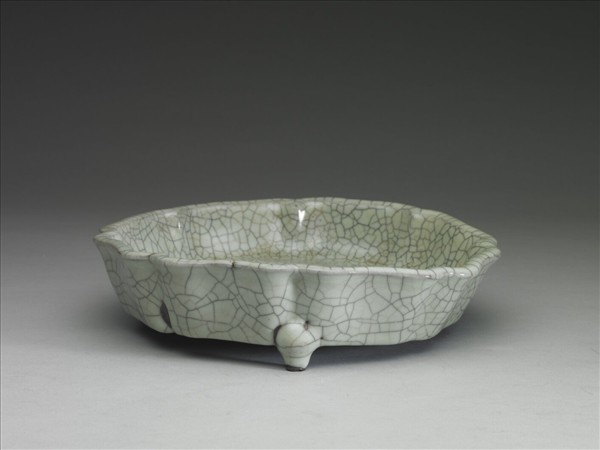 青瓷八方三足洗