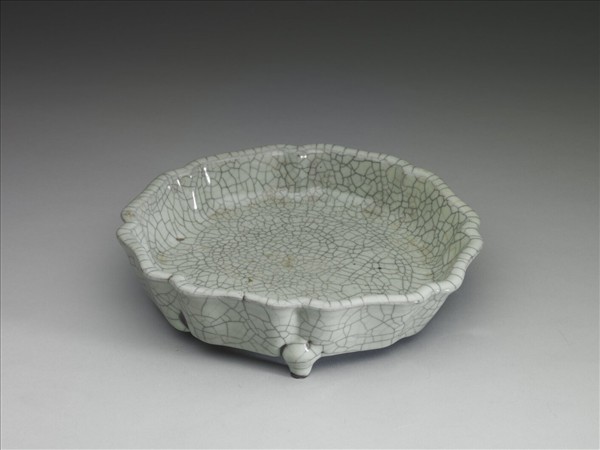 青瓷八方三足洗