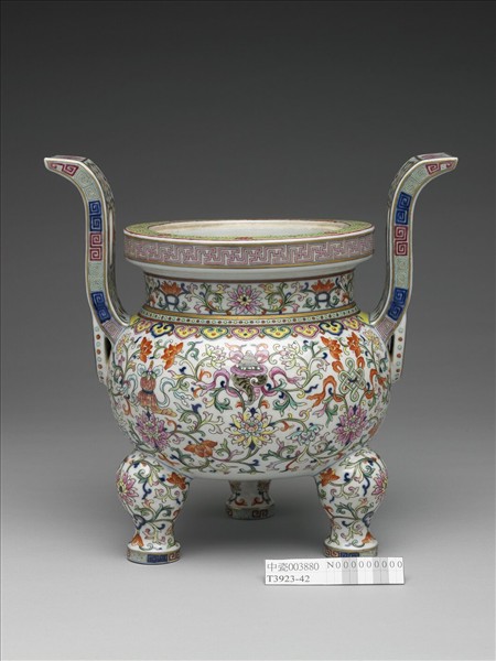 粉彩白地番蓮托八寶紋爐