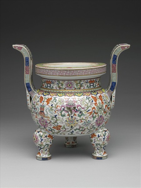 粉彩白地番蓮托八寶紋爐