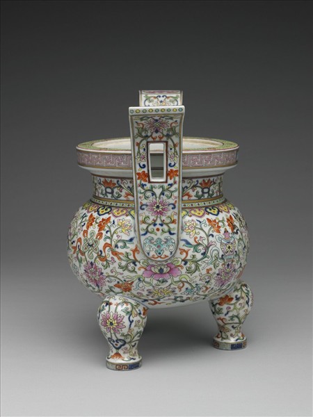 粉彩白地番蓮托八寶紋爐