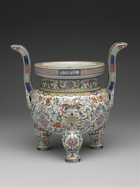 粉彩白地番蓮托八寶紋爐