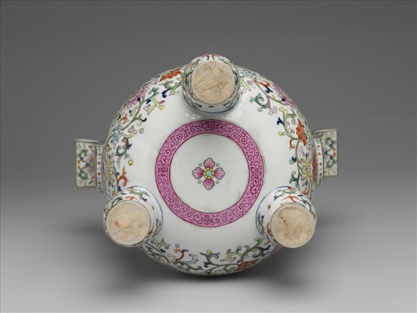 粉彩白地番蓮托八寶紋爐