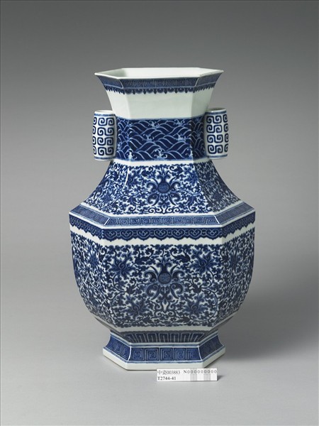 青花番蓮紋貫耳六稜瓶