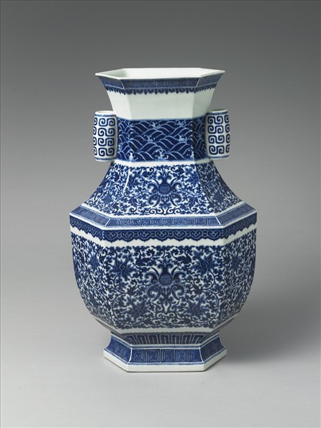 青花番蓮紋貫耳六稜瓶