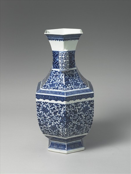 青花番蓮紋貫耳六稜瓶