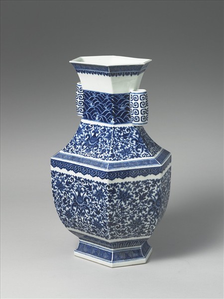 青花番蓮紋貫耳六稜瓶