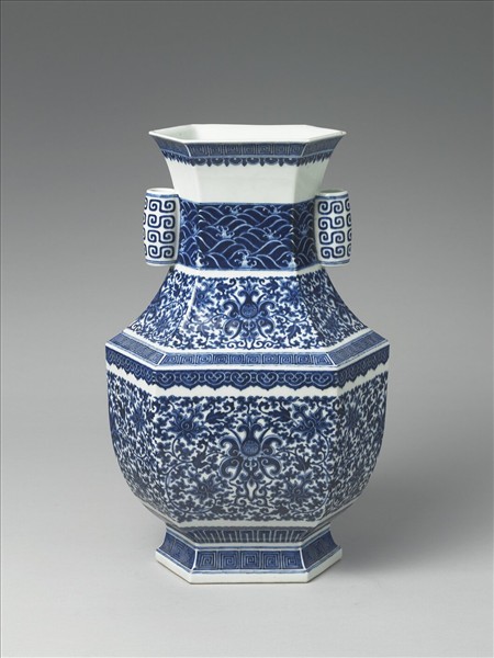 青花番蓮紋貫耳六稜瓶