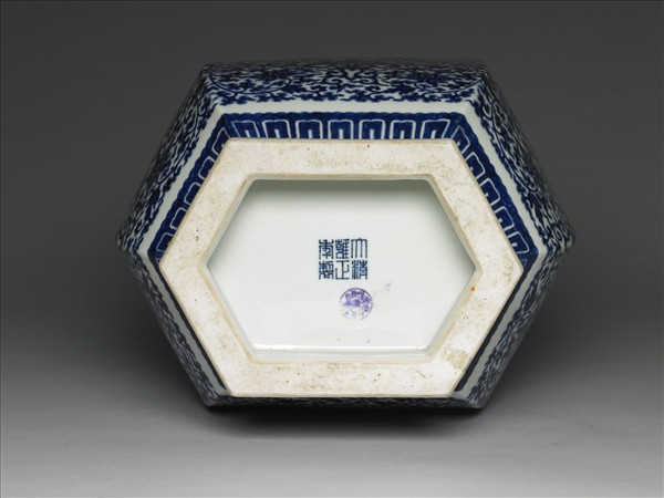 青花番蓮紋貫耳六稜瓶