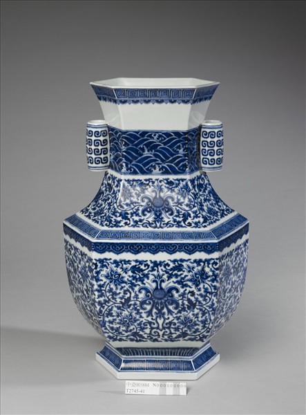 青花番蓮紋貫耳六稜瓶