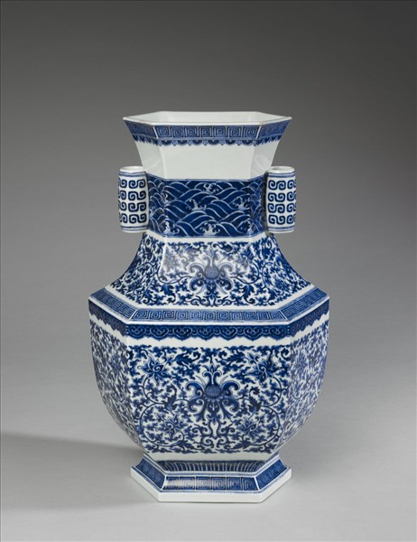 青花番蓮紋貫耳六稜瓶