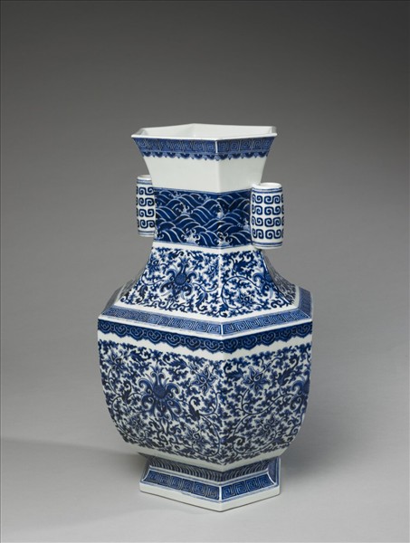 青花番蓮紋貫耳六稜瓶