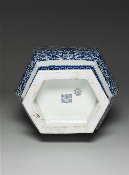 青花番蓮紋貫耳六稜瓶