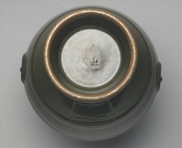 茶葉末釉獸首弦紋壺