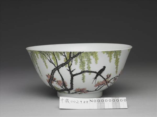 琺瑯彩瓷柳燕紋碗