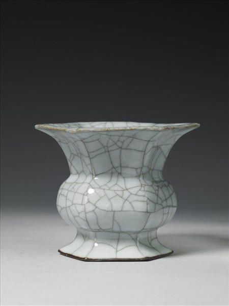 青瓷六方渣斗