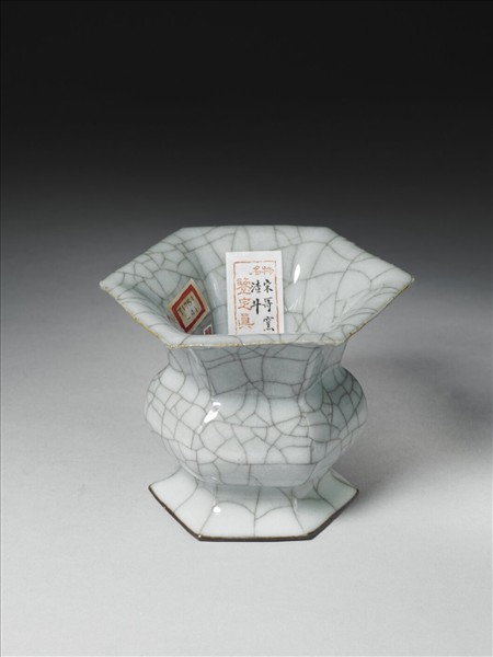 青瓷六方渣斗