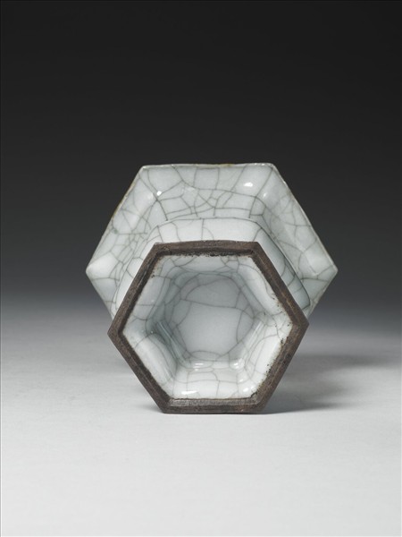 青瓷六方渣斗