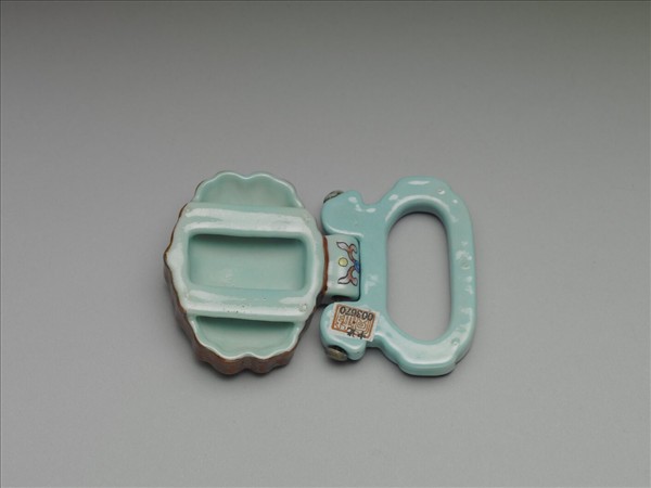 粉彩松石色描金帶板