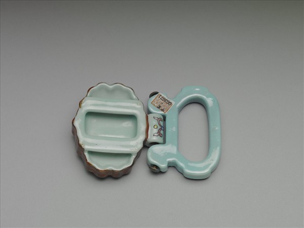 粉彩松石色描金帶板