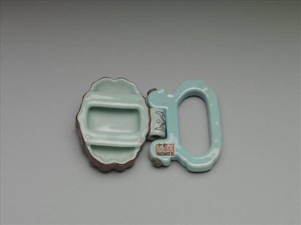 粉彩松石色描金帶板