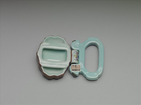 粉彩松石色描金帶板