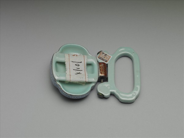 粉彩松石色描金帶板