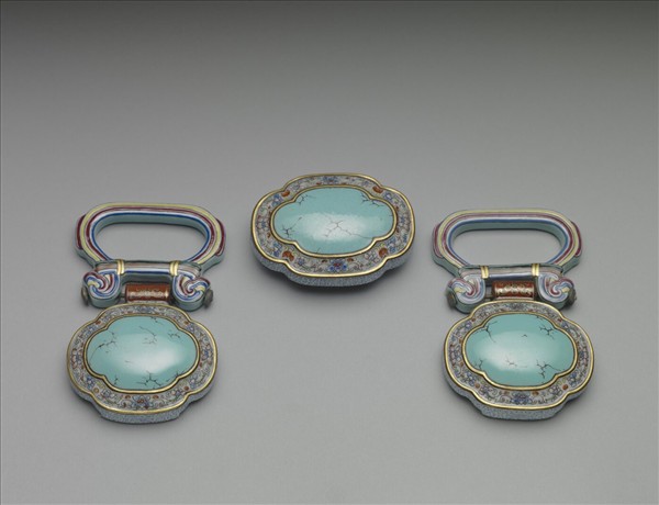 清 粉彩松石色描金帶扣