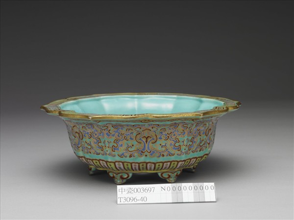 粉彩描金雲龍紋葵式盆