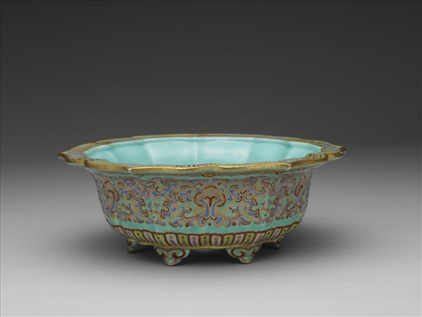 粉彩描金雲龍紋葵式盆