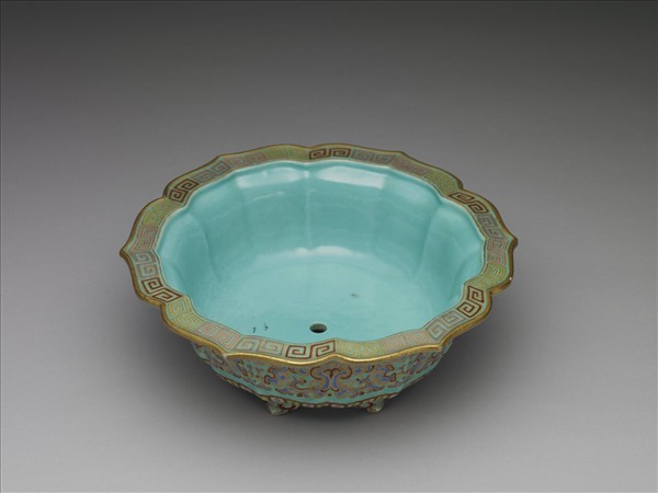 粉彩描金雲龍紋葵式盆