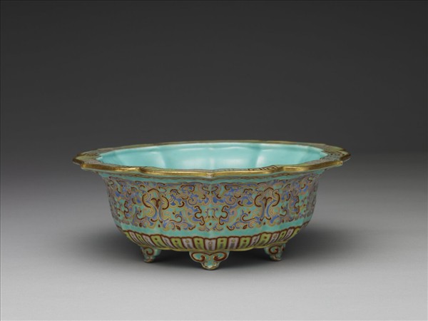 粉彩描金雲龍紋葵式盆